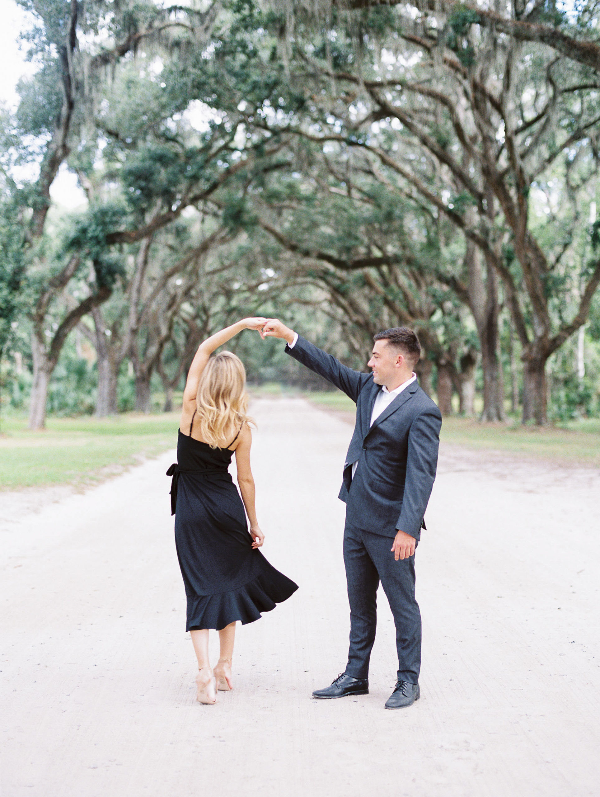 hannah-tommy-wormsloe-historic-site-engagement-photos-hannah-forsberg-atlanta-wedding-photographer-21.jpg