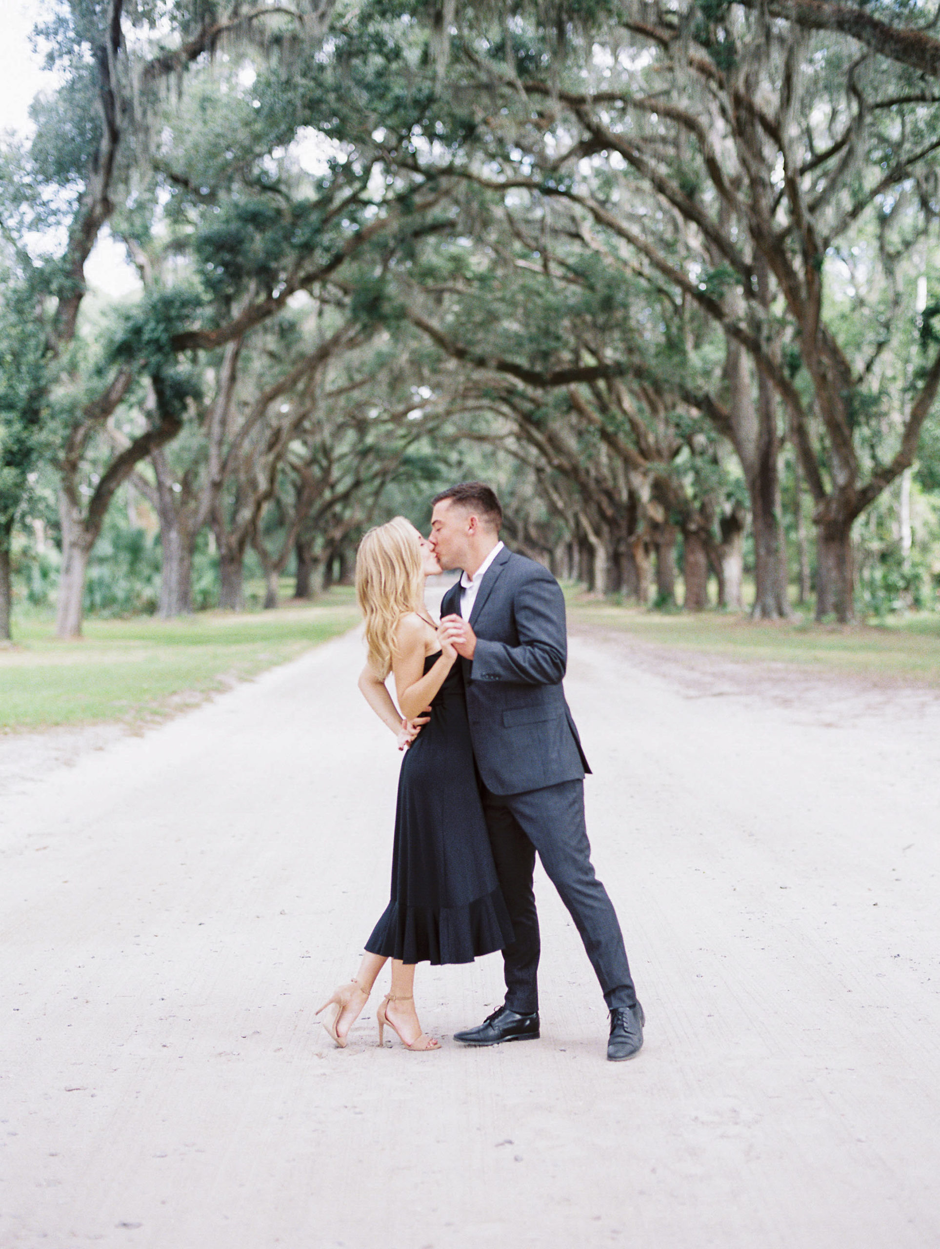 hannah-tommy-wormsloe-historic-site-engagement-photos-hannah-forsberg-atlanta-wedding-photographer-23.jpg