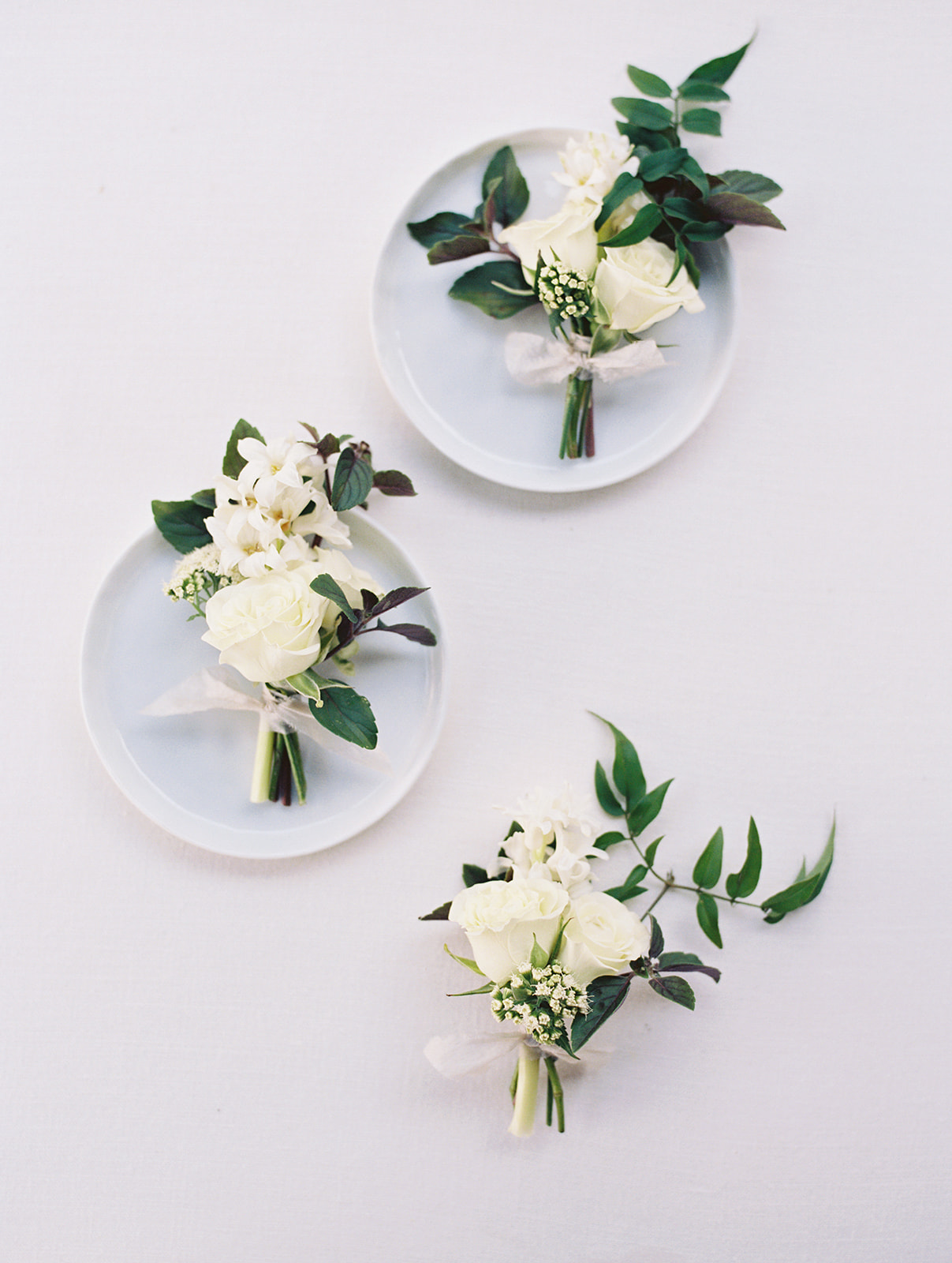 White and green wedding boutonnières for PGA Lanto Griffin Wedding 